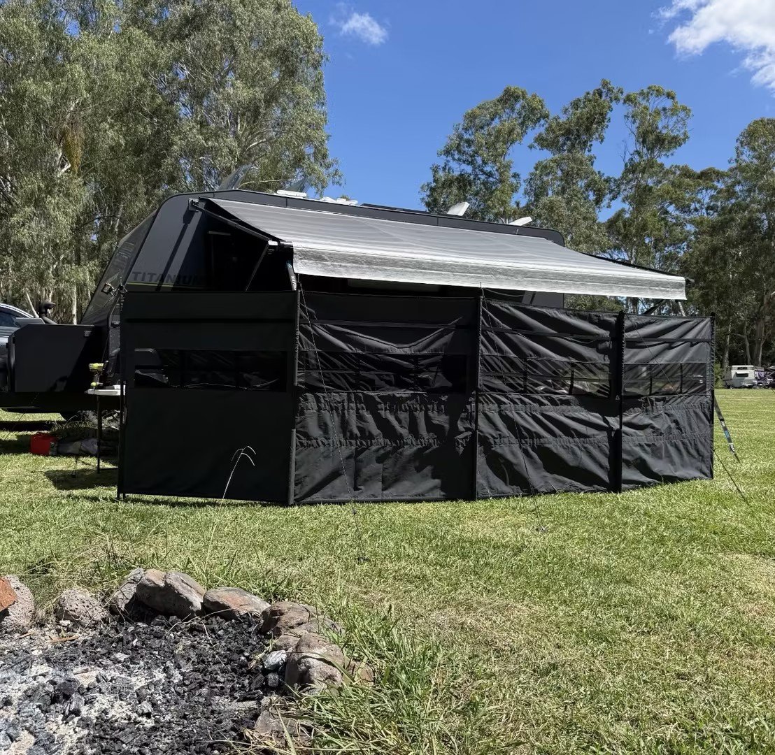 Four-panel canvas wind wall on telescopic aluminium poles