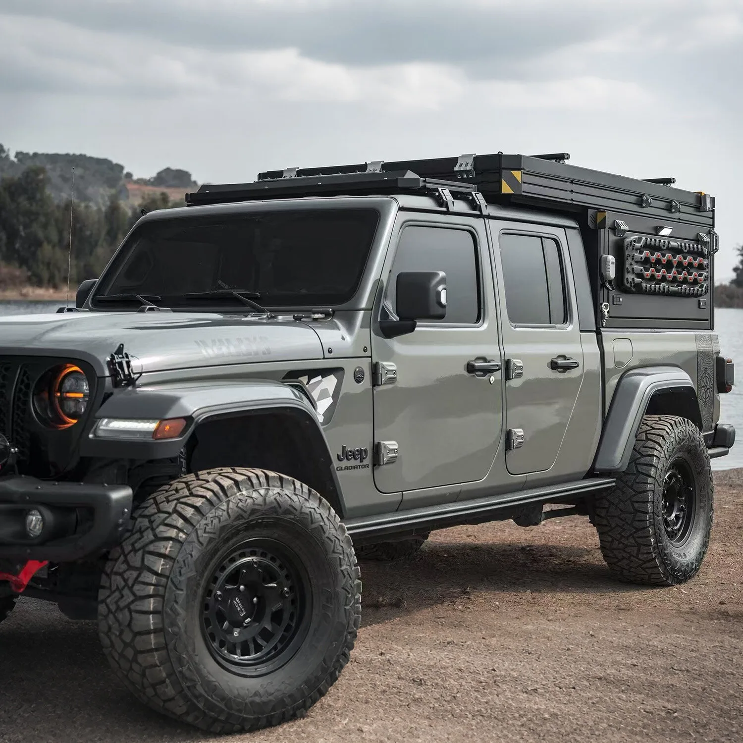 Pick-Up Canopy Clam Shell combo closed on a grey Jeep Gladiator