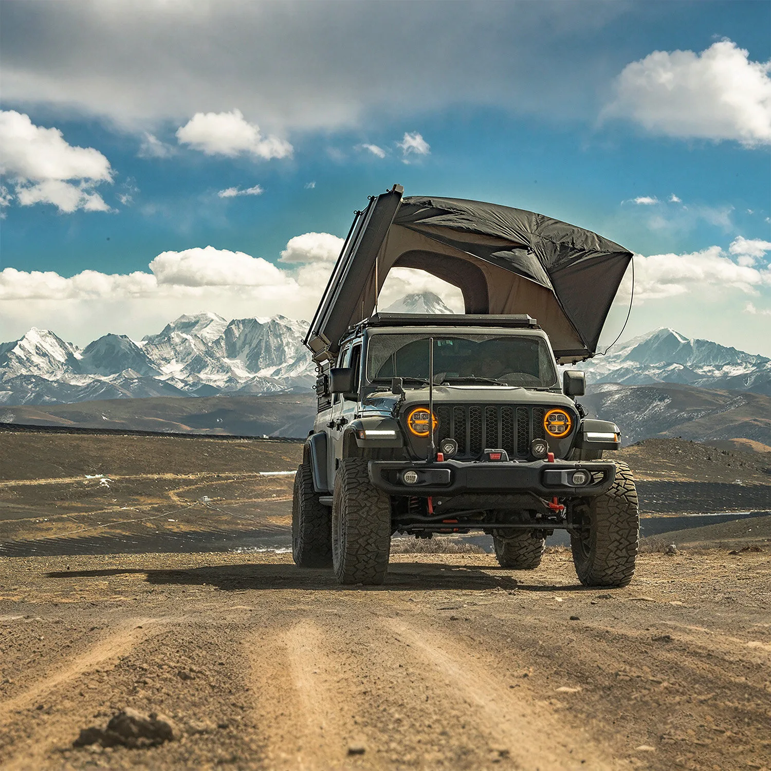 Pick-Up Canopy Side Open combo open on a Jeep Gladiator in the mountains