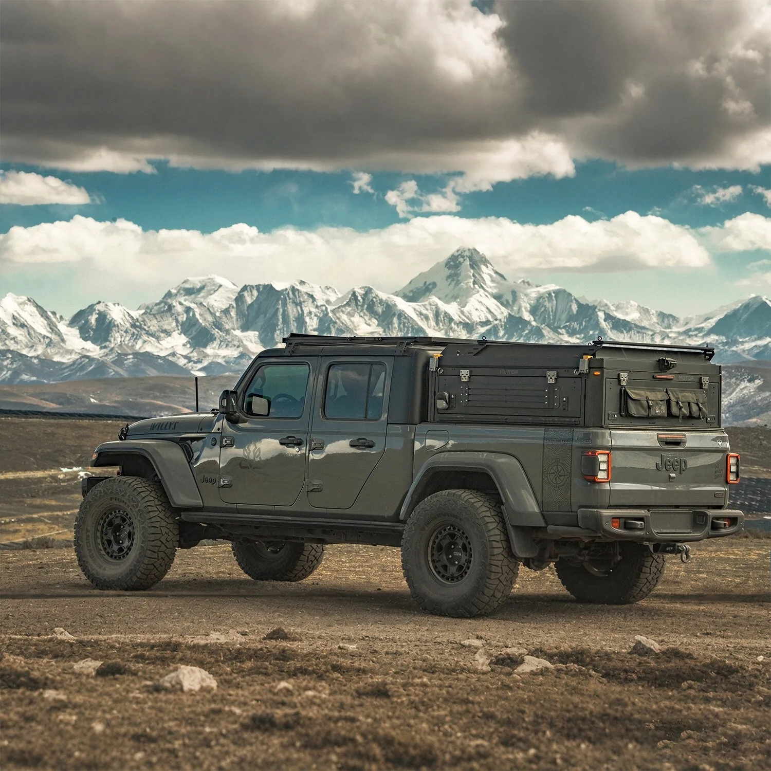 Pick-Up Canopy Side Open combo closed on a Jeep Gladiator